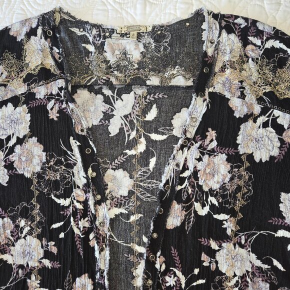 Gimmicks Embroidered Floral Eyelet Kimono Top with Shark Bite Hem Misses size S - Picture 8 of 15